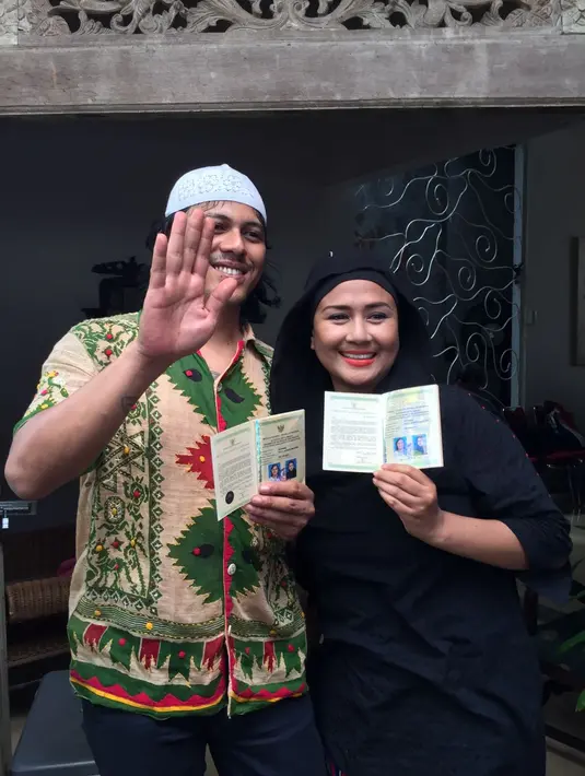 Bagaimana tidak, saat kondisi Ria yang tidak memiliki rahim dan terkena kanker, ia rela mempersuntingnya. Apalagi, juga jarak usia yang terpaut jauh hingga 12 tahun. Perjuangan berat dan panjang harus dilakoni. (Adrian Putra/Bintang.com)