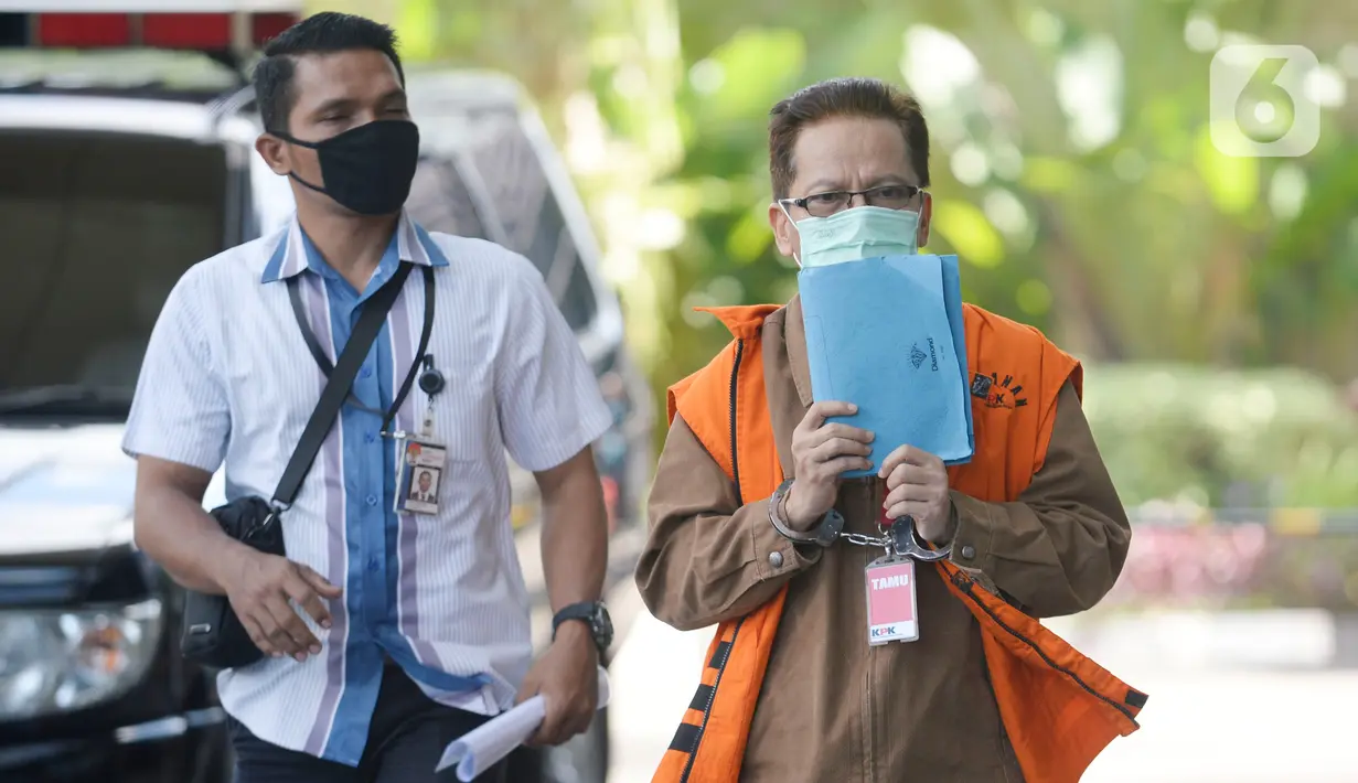 Tersangka mantan Kadis PUPR Kabupaten Mojokerto, Zaenal Abidin tiba untuk menjalani pemeriksaan di Gedung KPK, Jakarta, Selasa (7/4/2020). Zaenal Abidin diperiksa sebagai tersangka dalam kasus gratifikasi dari rekanan pelaksana proyek-proyek di lingkungan Pemkab Mojokerto. (merdeka.com/Dwi Narwoko)