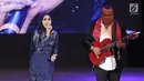 Penyanyi lawas, Dian Piesesha dalam konser bertajuk 'In Memoriam, Perjalanan Sang Legenda' di Taman Ismail Marzuki (TIM), Jakarta, Kamis (23/11). Konser untuk mengenang kiprah penyanyi legendaris Benny Panjaitan. (Liputan6.com/Herman Zakharia)