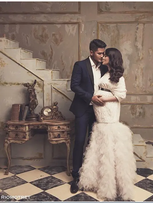 "9 months preparing to fall in love for a life time ❣," tulis pemain dalam sinetron Dunia Terbalik itu dalam salah satu keterangan fotonya. (Instagram/ryana_dea)