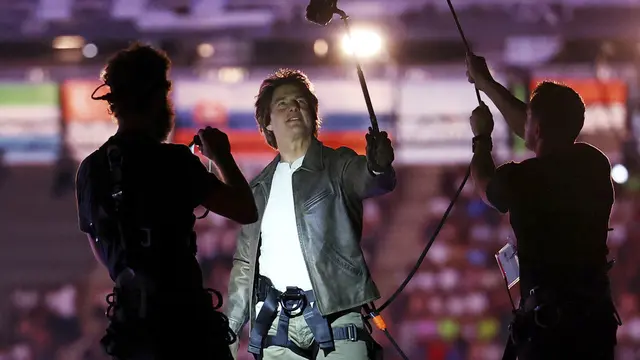 Tom Cruise dalam penutupan Olimpiade 2024.  (Fabrizio Bensch/Pool Photo via AP)
