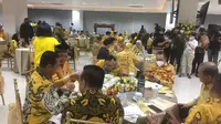 Ketua Umum (Ketum) Partai Golkar Airlangga Hartarto&nbsp;bahagia bisa melihat para pengurus partai dari tingkat provinsi dan para senior Partai Golkar&nbsp;saat acara silaturahmi tatap muka. (Liputan6.com/Muhammad radityo Priyasmoro)