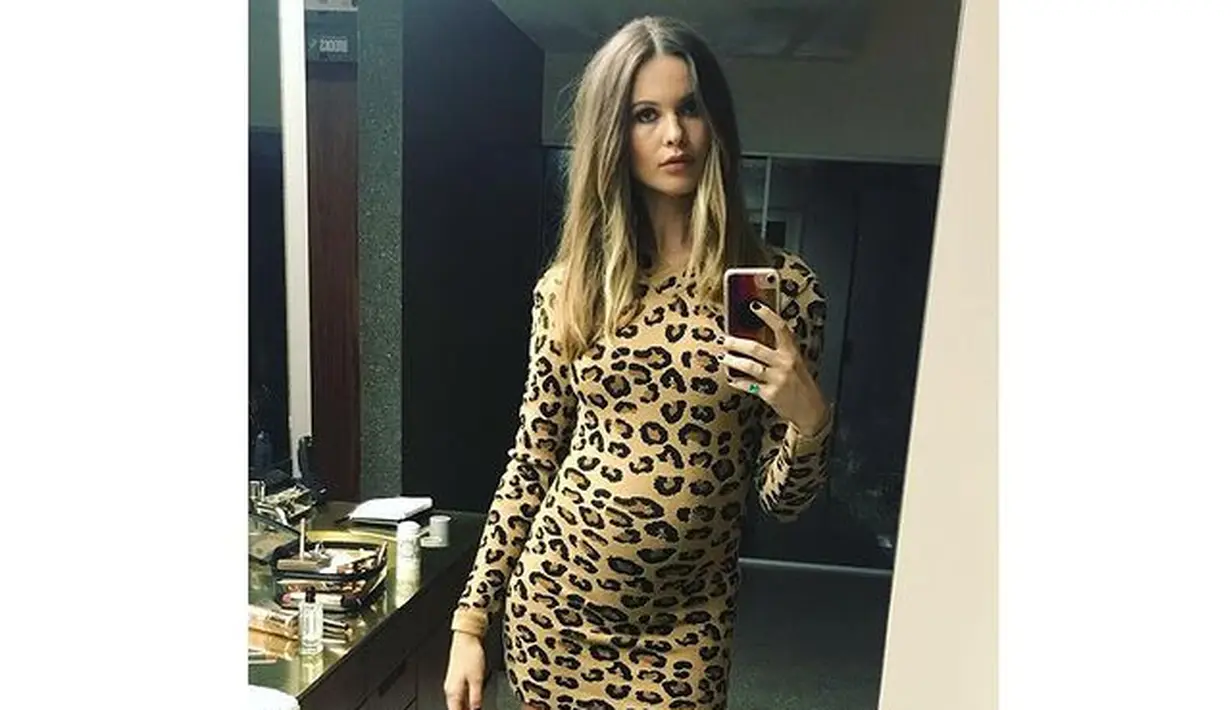 Di kehamilan yang kedua, Behati Prinsloo pamer baby bump dengan animal print mini dress