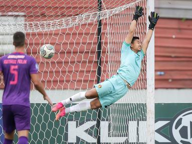 Madura United mengalahkan Persik Kediri 2-0 dalam laga pekan ke-13 BRI Liga 1 2021/2022, Rabu (24/11/2021) di Stadion Moch. Soebroto, Magelang. Kedua gol kemenangan yang membawa Laskar Sape Kerrab menjauhi zona degradasi dicetak Jaja dari situasi bola mati. (Bola.com/Bagaskara Lazuardi)