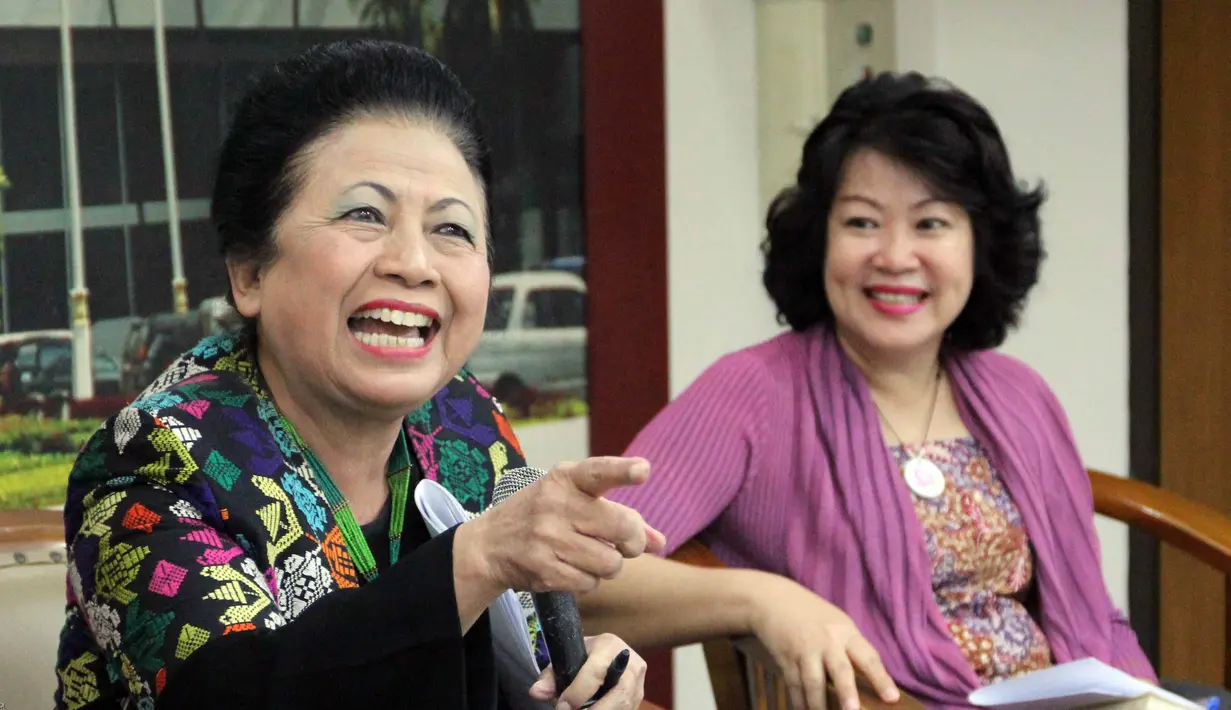 Ceu Popong memberikan pemaparannya pada diskusi RUU Sistem Perbukuan, Pressroom DPR RI, Jakarta, Selasa (26/5/2015). Popong prihatin, Indonesia sudah 70 tahun merdeka, tetapi belum memiliki UU yang mengatur terkait buku-buku (Liputan6.com/Helmi Afandi)