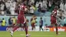 Penyerang Qatar, Mohammed Muntari berselebrasi setelah mencetak gol ke gawang Senegal pada pertandingan grup A Piala Dunia 2022 di Stadion Al Thumama di Doha, Qatar, Jumat (25/11/2022). Sementara Qatar harus gigit jari lantaran hampir dipastikan gagal lolos ke fase gugur.  (AP Photo/Hassan Ammar)