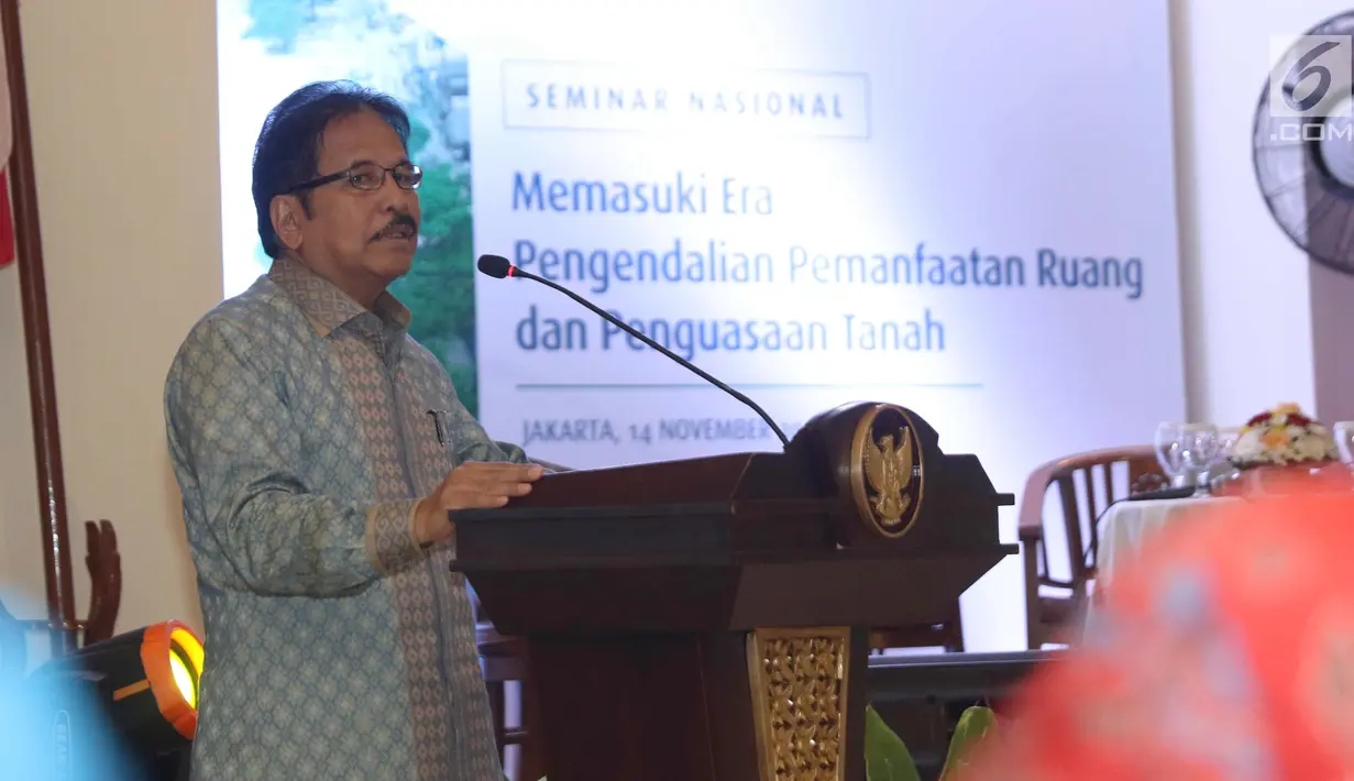 Menteri Agraria dan Tata Ruang (ATR)/Badan Pertanahan Nasional (BPN) Sofyan Djalil memberi sambutan saat acara Hari Tata Ruang Nasional 2017 di Gedung Kementerian ATR/BPN, Jakarta, Selasa (14/11).  (Liputan6.com/Angga Yuniar)