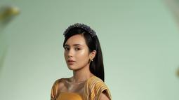 Kain tenin khas Bali karya desainer ternama itu dibuat atasan dan rok pendek, sangat cocok dikenakan Beby Tsabina. Aksen mahkota menambah paras wanita 19 tahun itu cantik paripurna. (Liputan6.com/IG/@bebytsabina).