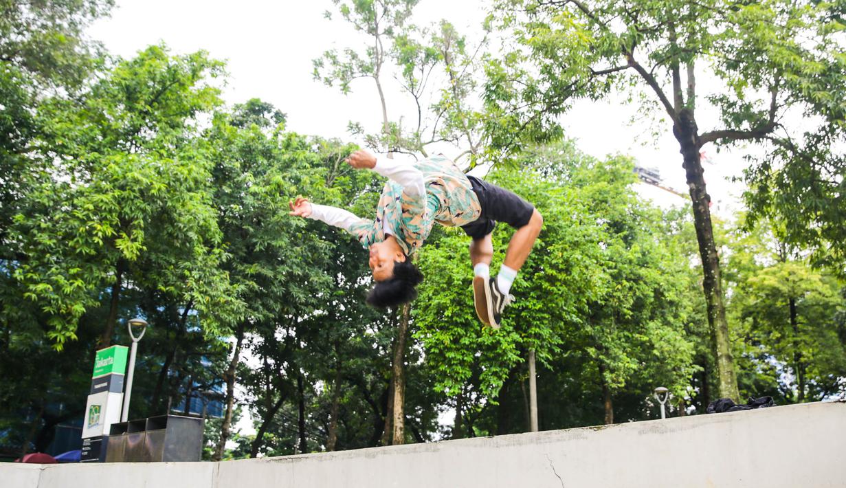 Ramdani tak akan berhenti berlari, melompat, berguling, dan melakukan gerakan untuk melintasi satu titik ke titik lain dengan cara tercepat dan seefisien mungkin seperti apa yang dilakukan David Belle, bapak parkour dunia. Salah satu impiannya yaitu mengubah stigma buruk di Indonesia yang kerap kali melekat kepada parkour. (Bola.com/Muhammad Aldiansyah)