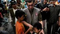 Mensos terharu melihat banyaknya anak-anak yang harus ikut menanggung bencana banjir.  Ekspresi haru Salim Segaf terlihat saat salah satu anak menangis ketika bersalaman (Liputan6.com/Johan Tallo)