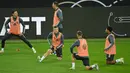 Pemain Jerman mengikuti sesi latihan jelang bertanding pada laga lanjutan UEFA Nations League di RheinEnergie Stadion, Selasa (13/10/2020). Jerman akan menghadapi Swiss di UEFA Nations League. (AFP/ Ina Fassbender)