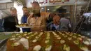 Orang-orang membeli penganan manis saat Ramadan di tengah pandemi COVID-19 di Beirut, Lebanon pada Minggu (26/4/2020). Makanan manis dan minuman segar biasanya yang jadi buruan utama untuk berbuka puasa saat bulan suci Ramadan. (Xinhua/Bilal Jawich)