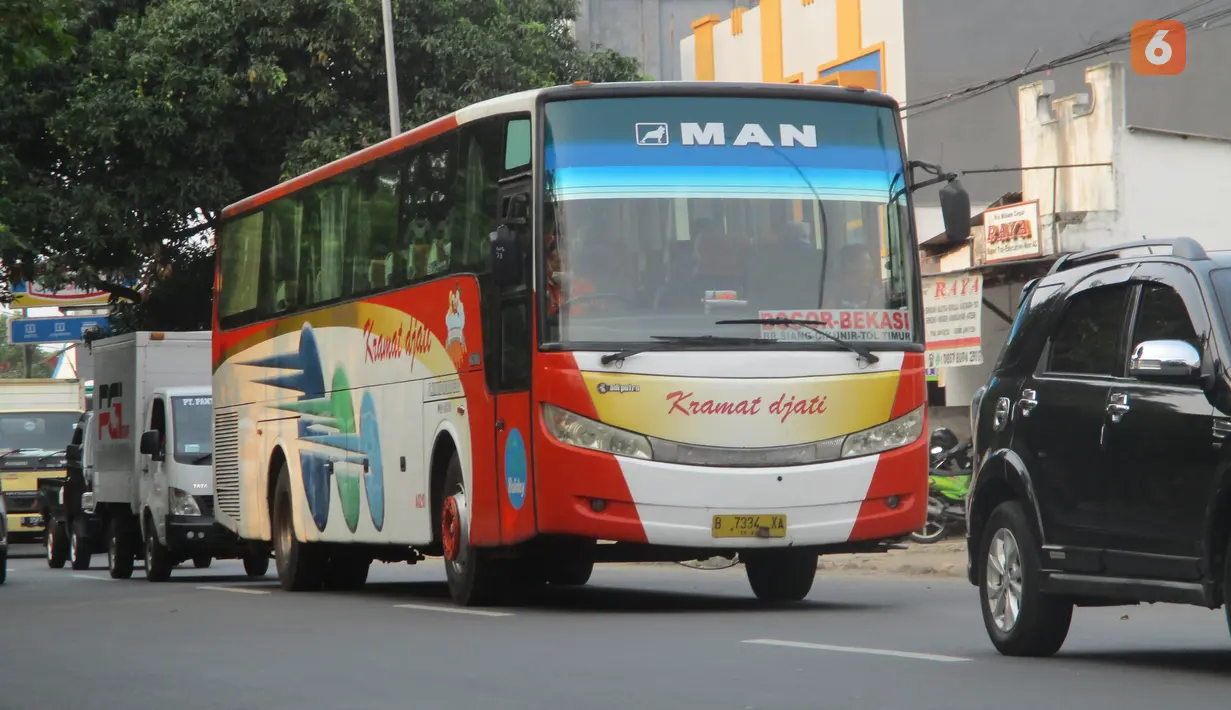 Van Hool adalah bus buatan Adi Putro yang terinspirasi dari model bus Van Hool dari Belgia. Bus ini pernah dimiliki oleh Safari Dharma Raya yang dibangun di atas sasis Scania. Kramat Djati juga masih memiliki bus ini dengan versi sasis MAN. Sampai saat ini Van Hool milik Kramat Djati masih beroperasi dengan rute Bogor - Bekasi. Namun bagian depan dan belakang bus telah dirombak.