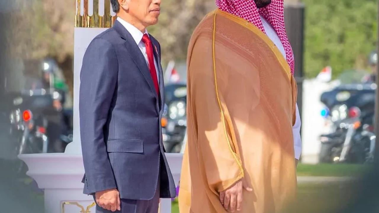 Presiden Jokowi dan Putra Mahkota Arab Saudi Mohammed bin Salman atau Pangeran MBS saat mengikuti upacara penyambutan di Istana Al-Yamamah, Riyadh, Arab Saudi, Kamis (20/10/2023).
