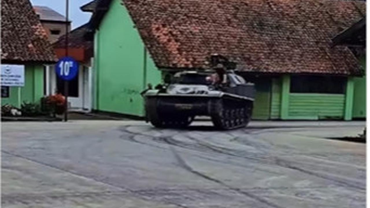 Momen Tegas Anggota TNI Berlatih Kendarai Tank di Markas, Seru Banget saat Digas Kencang hingga Drifting saat Belok