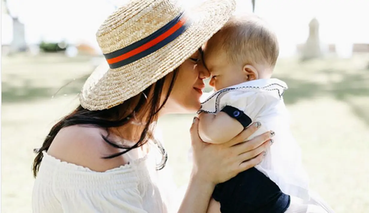 "Alhamdulillahnya enggak makan waktu banyak. Kalau stripping kan benar-benar tiap hari. Sudah mulai syuting-syuting. Kalau syutingnya sudah aktif, aku rencananya mau bawa Alita dengan perlengkapan main segala macam,"kata Alice Norin.(Instagram/alicenorin)