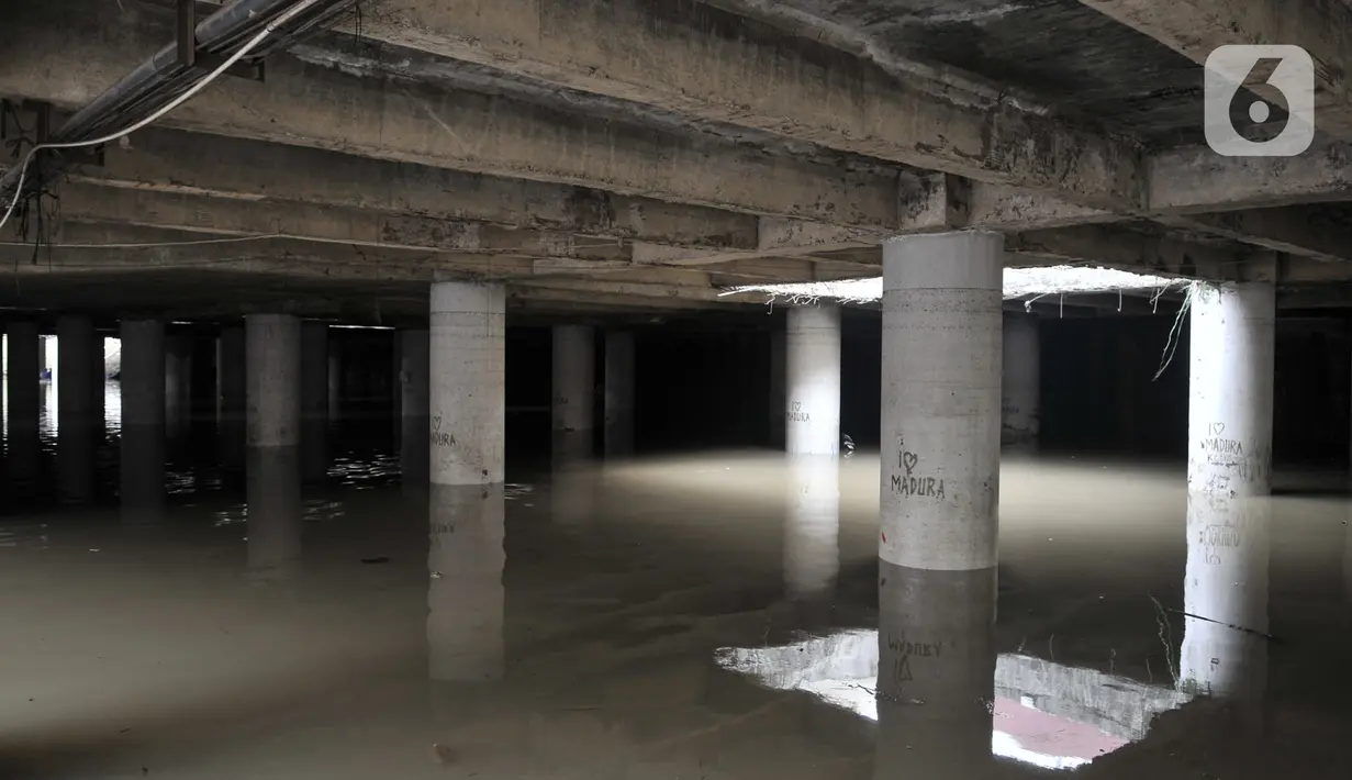 Kondisi underpass Kemayoran yang masih terendam banjir Jakarta Pusat, Minggu (26/1/2020). Ketinggian air yang masih merendam underpass Kemayoran mencapai 1,5 meter. (merdeka.com/Iqbal S Nugroho)