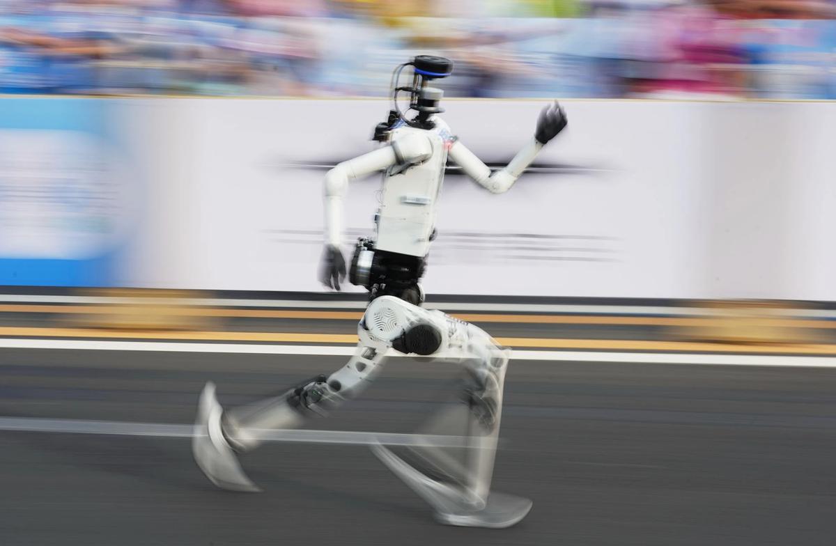 FOTO: Robot Humanoid Unjuk Kecepatan di Ajang Lari Marathon Beijing