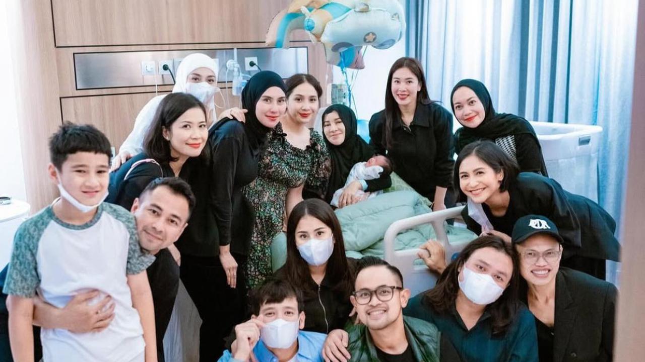Momen Raffi Ahmad dan Nagita Slavina, Jenguk Shandy Purnamasari Usai Melahirkan Anak Laki-Laki