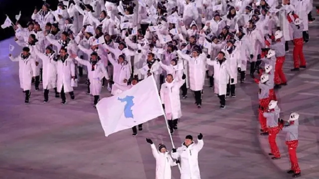 Korea Selatan dan Korea Utara tampil bersama di bawah bendera unifikasi di Olimpiade Musim Dingin 2018 (Instagram/@pyeongchang2018)