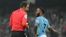 Wasit David Coote memberi kartu kuning kepada gelandang Manchester City Raheem Sterling saat melakukan pelanggaran kepada pemain Rotherham United pada putaran ketiga Piala FA di Stadion Etihad, Manchester, Inggris, Minggu (6/1). (AP Photo/Rui Vieira)