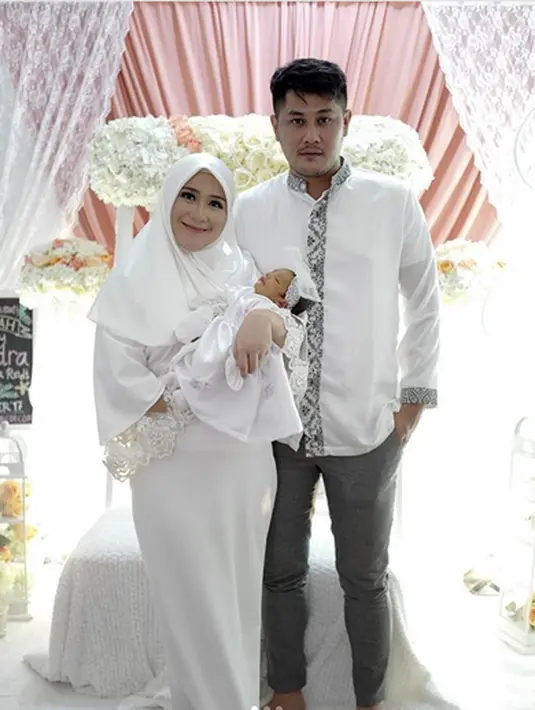 Usai menggelar acara tersebut pasangan ayah dan ibu muda tersebut berbagi cerita terkait pengalamannya memiliki seorang anak. Kebahagiaan bersama dengan buah hatinya. (Instagram/ryana_dea)