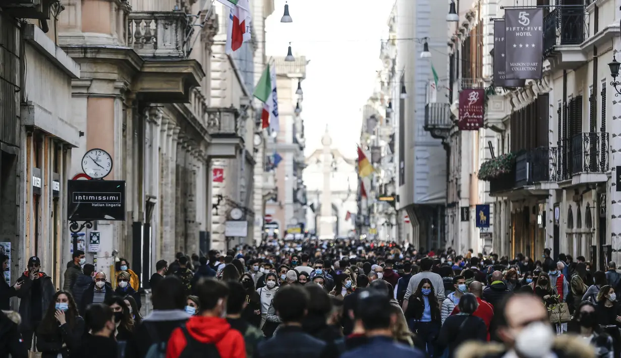 Orang-orang memadati jalan pusat perbelanjaan Via del Corso menyusul pembatasan COVID-19 yang mulai dilonggarkan di Roma, Italia, Sabtu (6/2/2021). Pelonggaran memungkinkan warga bepergian dan pembukaan kembali bar, restoran, dan museum secara terbatas. (Cecilia Fabiano/LaPresse via AP)