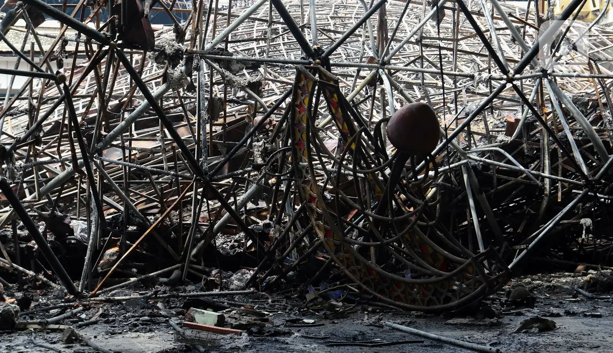 <p>Reruntuhan kubah masjid setelah terbakar di Jakarta Islamic Centre (JIC), Jalan Kramat Tugu, Koja, Jakarta Utara, Kamis (20/10/2022). Kubah Masjid Raya Jakarta Islamic Centre yang memiliki 12 buah lampu kipas khas Betawi dengan berat 1 ton itu ambruk setelah kebakaran hebat pada 19 Oktober 2022. (Liputan6.com/Herman Zakharia)</p>