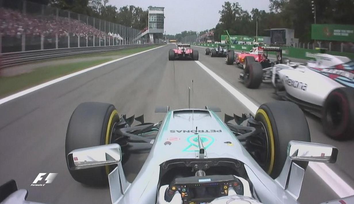 Pebalap Mercedes, Lewis Hamilton, melakukan start yang kurang baik dan disusul pebalap lain walau start dari posisi pole dalam balapan F1 GP Italia di Sirkuit Monza, Italia, Minggu (4/9/2016). (Bola.com/Twitter/F1)