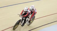 Pebalap sepeda Indonesia, Sri Sugiyanti dan Ni'mal Maghfiroh, saat beraksi pada Asian Para Games di Velodrome, Jakarta, Kamis (11/10/2018). Pasangan Indonesia ini meraih medali perak di nomor trek Individual Pursuit B putri. (Bola.com/M Iqbal Ichsan