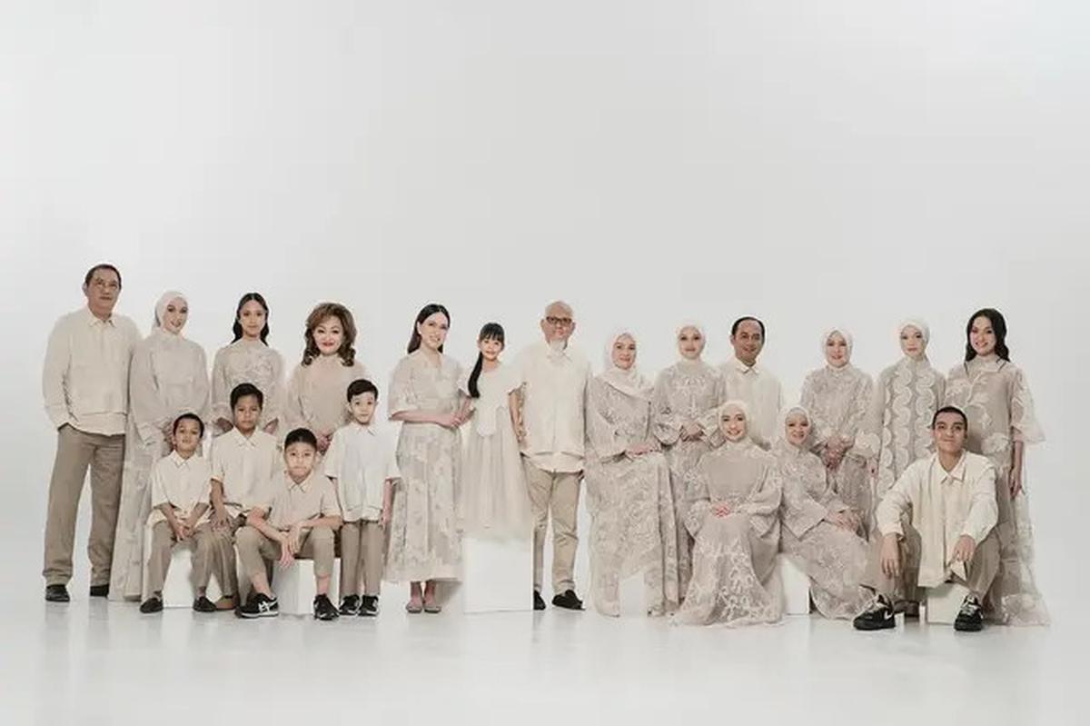 6 Pemotretan Shandy Aulia Bersama Keluarga Besar Muslim, Rukun di Tengah Perbedaan