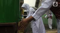 Murid mencuci tangan sebelum memasuki ruang kelas saat pembelajaran tatap muka (PTM) terbatas di SDN Pisangan Baru 05 Pagi, Jakarta, Senin (8/11/2021). Sekolah diwajibkan disiplin menerapkan protokol kesehatan saat kegiatan belajar dan membatasi 50 persen jumlah murid. (merdeka com/Iqbal S. Nugroho)