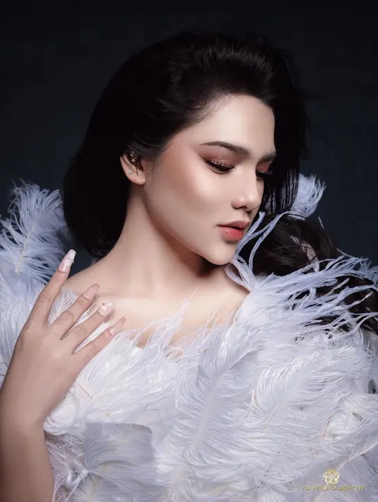 Dengan hairdo yang effortless, Davina Karamoy terlihat menawan dengan rambut hitam yang digerai [@davinaakaramoy]