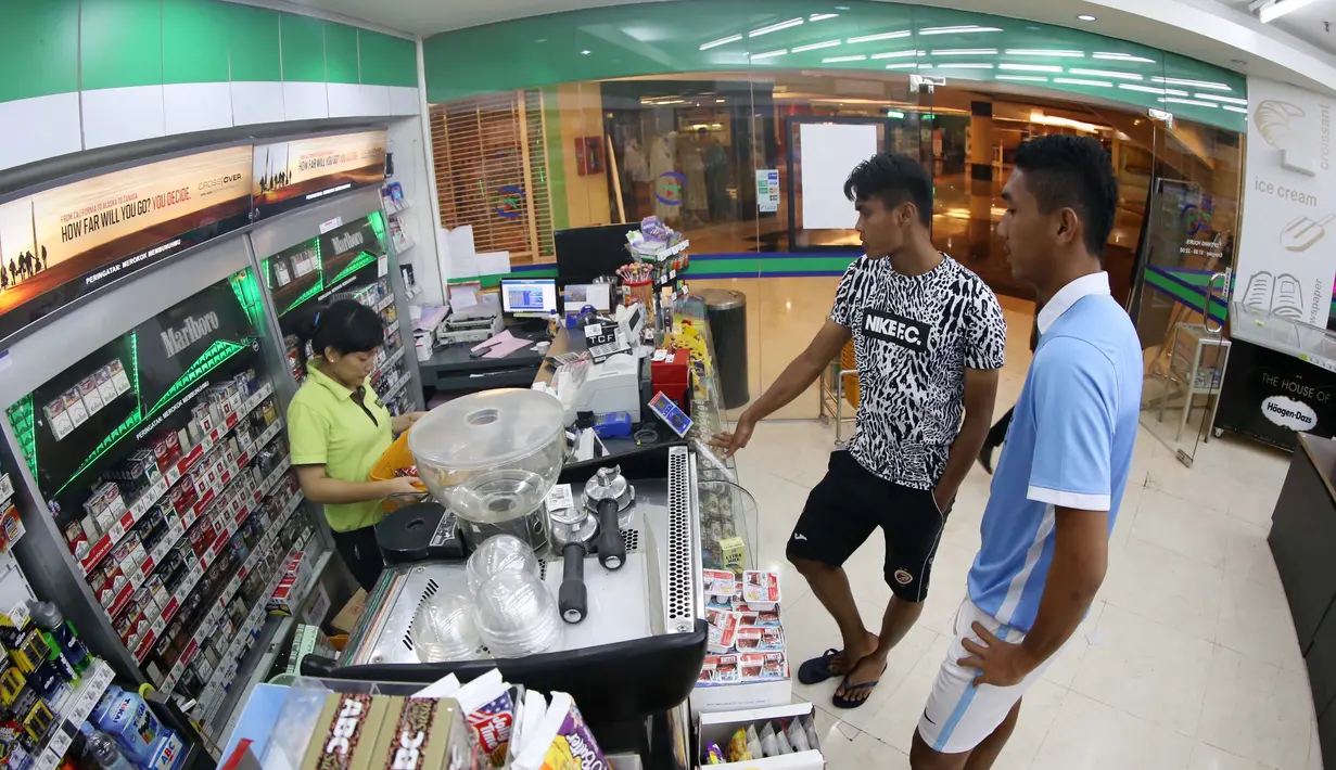 Pemain Sriwijaya FC Fachrudin dan Yogi saat belanja cemilan di Kawasan Hotel Bidakara, Jakarta, Sabtu (17/10/2015). (Bola.com/Nicklas Hanoatubun)