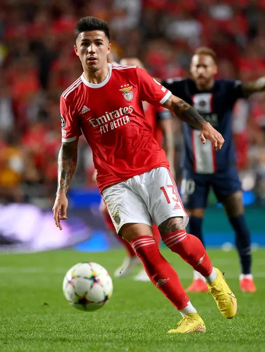Gelandang Benfica, Enzo Fernandez mengontrol bola saat bertanding melawan PSG pada pertandingan Liga Champions di stadion Luz di Lisbon pada 5 Oktober 2022. Nilai transfer ini akan memecahkan rekor yang dipegang Jack Grealish ketika direkrut Manchester City dari Aston Villa dengan banderol 100 juta poundsterling. (AFP/FRANCK FIFE)