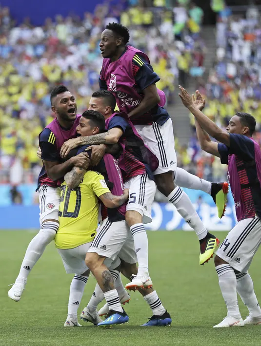Para pemain Kolombia merayakan gol Juan Quintero (20) saat melawan Jepang pada laga grup H Piala Dunia 2018 di Mordavia Arena, Saransk, Rusia, (19/6/2018). Jepang menang 2-1. (AP/Natacha Pisarenko)