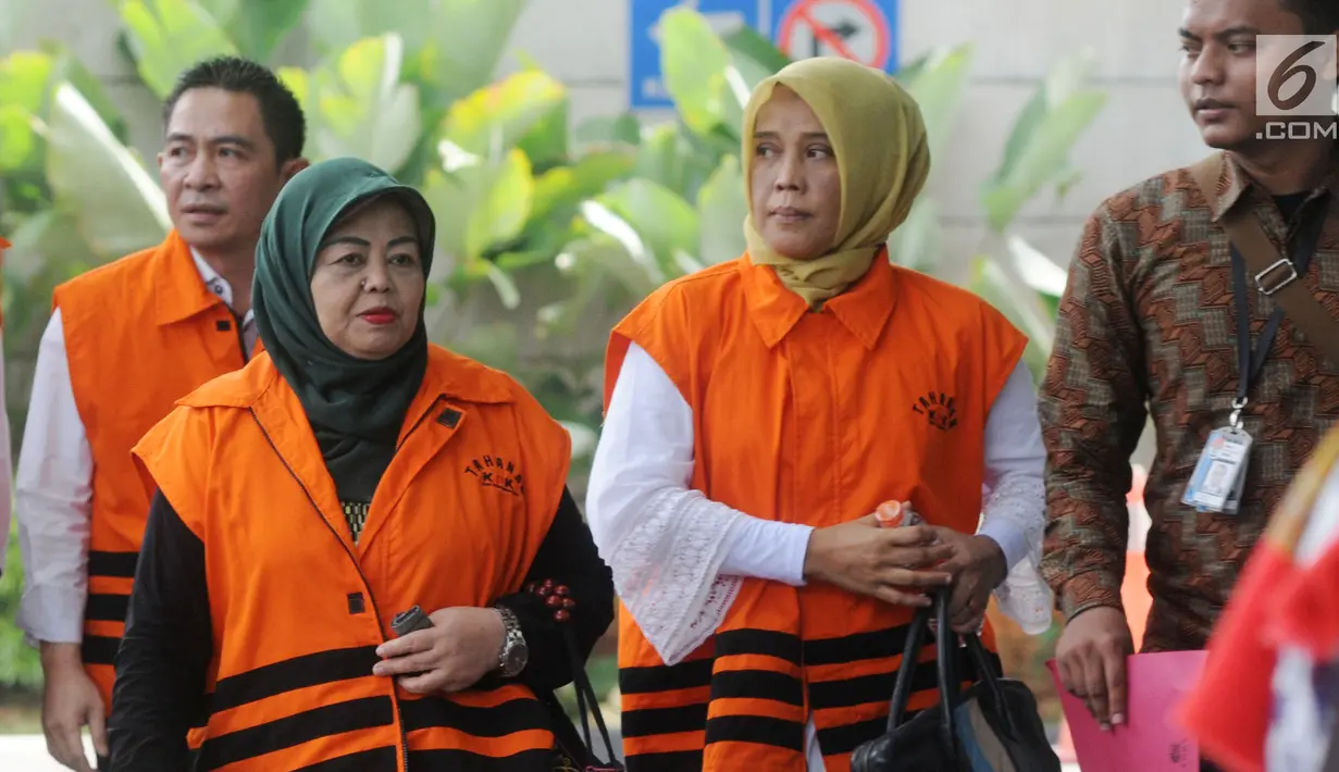 Anggota DPRD Kota Malang Suprapto (kiri), Rahayu Sugiarti (tengah) dan  Wiwik Hendri Astuti (kanan) tiba di Gedung KPK, Jakarta, Jumat (22/6). KPK memanggil 11 anggota DPRD Kota malang untuk menandatangani perpanjangan penahanan. (Merdeka.com/Dwi Narwoko)
