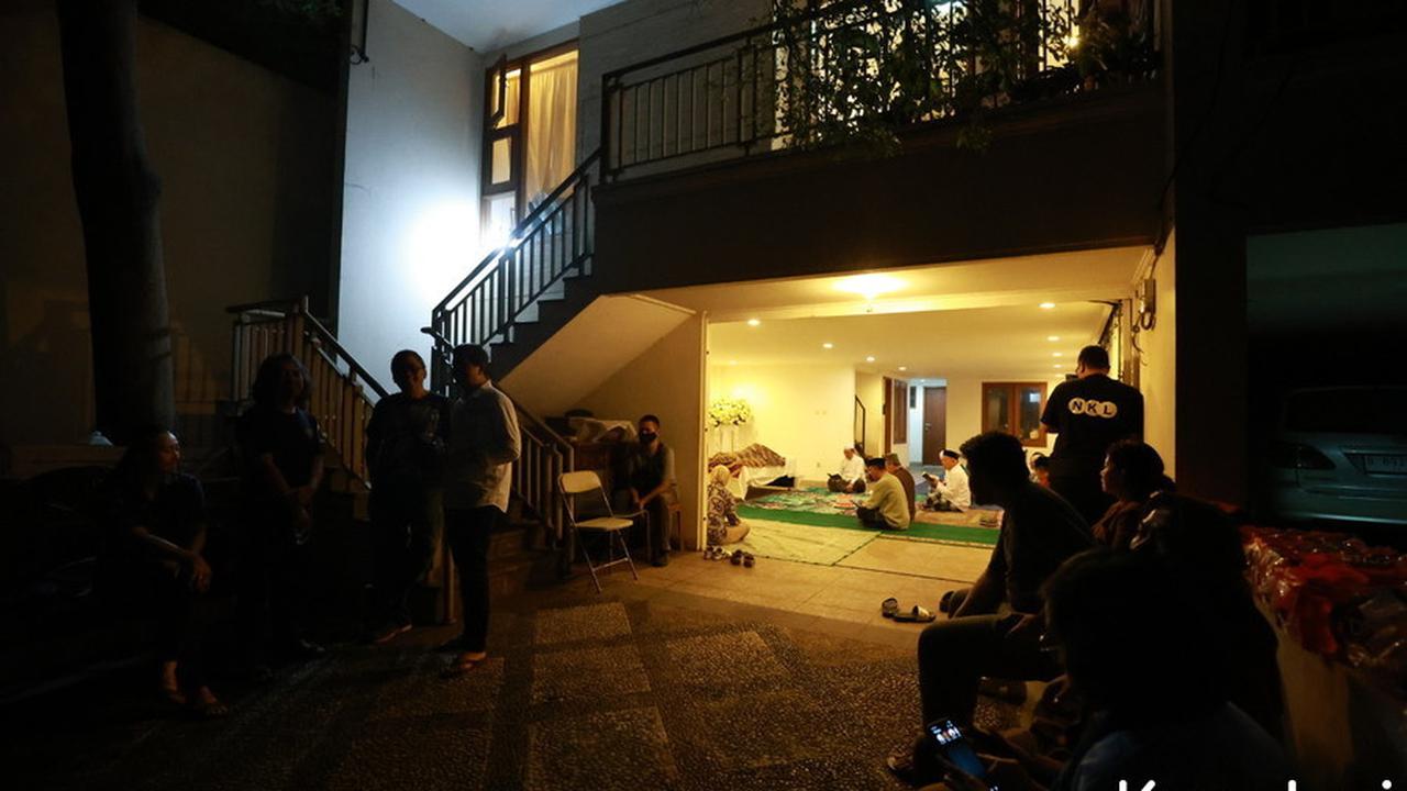 7 Potret Suasana Rumah Duka Penyanyi Irianti Erningpraja, Addie MS hingga Dewa Budjana Datang Melayat