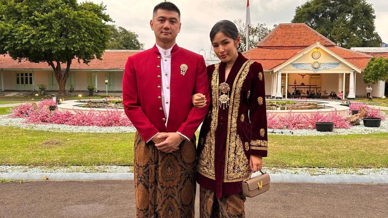 Potret kebersamaan Chef Arnold dan Tiffany Soetanto langsung banjir komentar dari netizen dandari rekan seleb.&nbsp;<br>