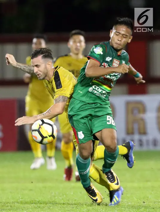 Pemain tengah PSMS, Fredyan WS (kanan) menahan pergerakan Paulo Sergio (Bhayangkara FC) pada lanjutan Go-Jek Liga 1 Indonesia bersama Bukalapak, Stadion PTIK, Jakarta, Jumat (3/8). Bhayangkara FC unggul 3-1. (Liputan6.com/Helmi Fithriansyah)