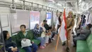 Petugas KAI Commuter menampilkan aksi teatrikal Pertempuran 10 November 1945 di Stasiun Jakarta Kota, Jakarta, Senin (11/11/2024). (Liputan6.com/Herman Zakharia)