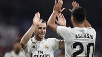 Penyerang Real Madrid, Gareth Bale (kiri) melakukan selebrasi bersama Marco Asensio, usai mencetak gol ke gawang Getafe, di Santiago Bernabeu, Minggu (19/8/2018).  (AFP/Javier Soriano)