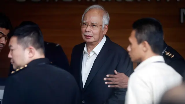 Ekspresi Najib Razak Sebelum Diperiksa Komisi Anti-Korupsi Malaysia