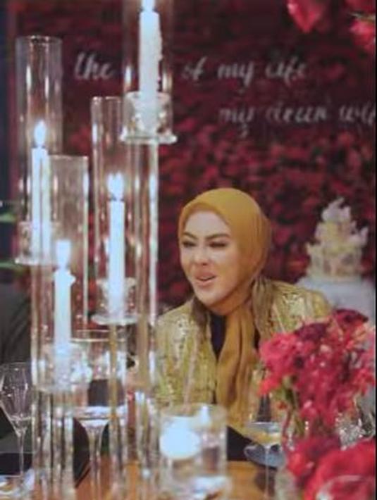 Syahrini yang mengenakan gaun berwarna gold, asyik berbincang dengan tamu-tamu yang hadir di acara spesialnya. (Foto: Instagram/@princessyahrini)