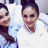 Anang Hermansyah dan Ashanty baru saja berbagaia. Ashanty, baru saja melahirkan anak keduanya berjenis kelamin laki-laki. Satu persatu teman sesama artis terus berdatangan. (Instagram/krisdayantilemos)