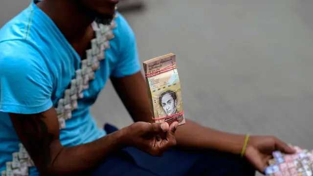 Saking Tak Bernilai, Uang Venezuela Dibikin Jadi Tas