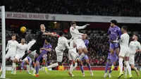 Jakub Kiwior dari Arsenal, tengah atas, memukul bola untuk mencetak gol bunuh diri selama pertandingan sepak bola Piala FA Inggris antara Arsenal dan Liverpool di stadion Emirates di London, Minggu, 7 Januari 2024. (AP Photo/Kirsty Wigglesworth)