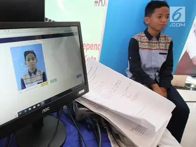 Seorang anak melakukan perekaman data untuk Kartu Identitas Anak (KIA) di mal Living Wolrd Alam Sutera, Tangsel, Senin (17/12). Pembuatan KIA di mall itu untuk memudahkan masyarakat yang ingin mendaftarkan identitas anaknya (Merdeka.com/Arie Basuki)