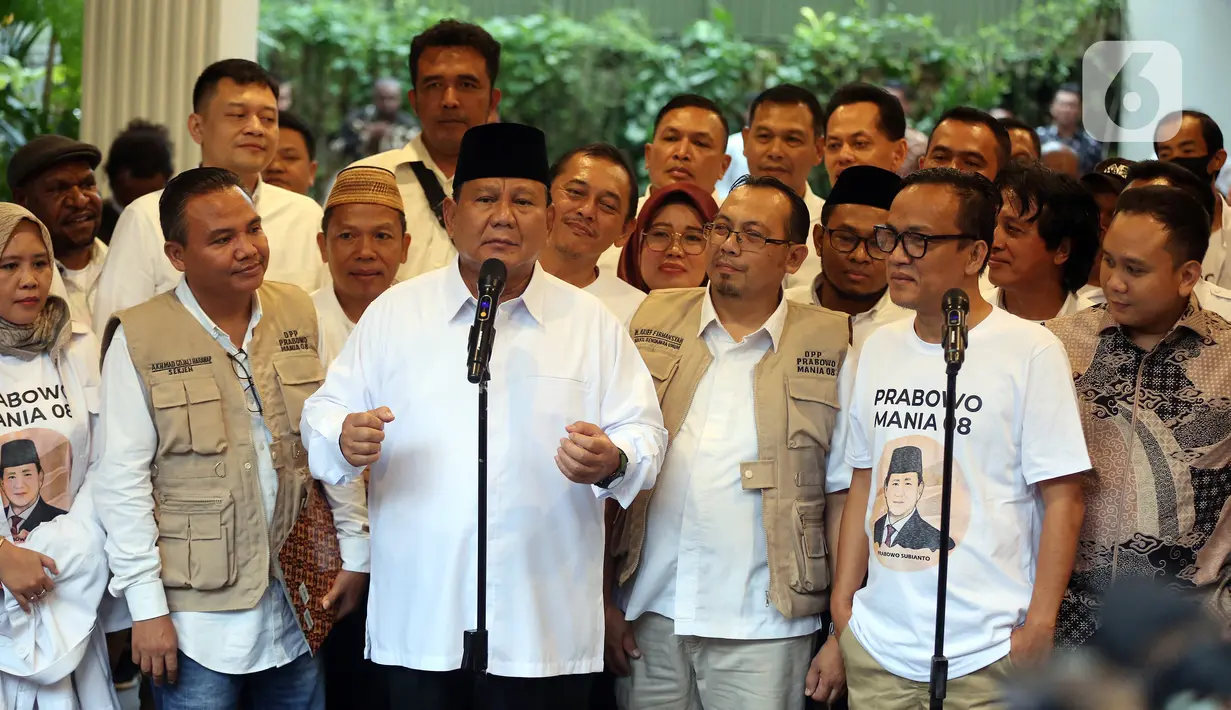 Ketua Umum Partai Gerindra Prabowo Subianto (depan-kiri) bersama relawan Jokowi Mania (Joman) menyampaikan keterangan pers usai melakukan pertemuan di Rumah Kertanegara, Jakarta, Kamis (16/2/2023). Dalam pertemuan tersebut, relawan Joman sepakat mendukung Prabowo Subianto untuk Pilpres 2024 dan bertransformasi menjadi Prabowo Mania 08. (Liputan6.com/Johan Tallo)