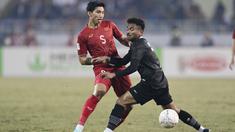 Bek Vietnam, Doan Van Hau, tampil gemilang dan kukuh saat melawan Timnas Indonesia pada laga leg kedua semifinal Piala AFF 2022 di Stadion Nasional My Dinh,  Senin (9/1/2023). (AP Photo/Nguyen Manh Quan)
